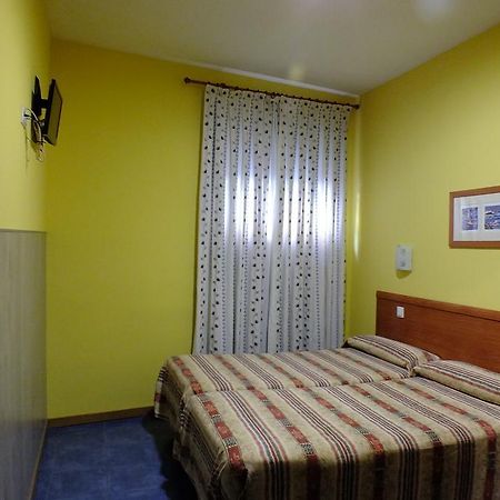 Hostal Los Claveles Torrejon de Ardoz Luaran gambar