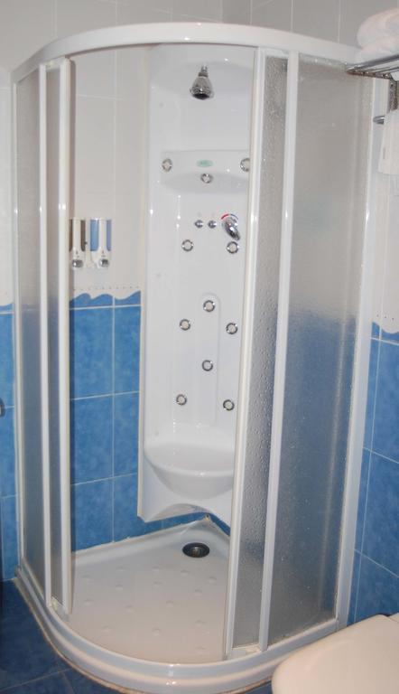 Hostal Los Claveles Torrejon de Ardoz Luaran gambar
