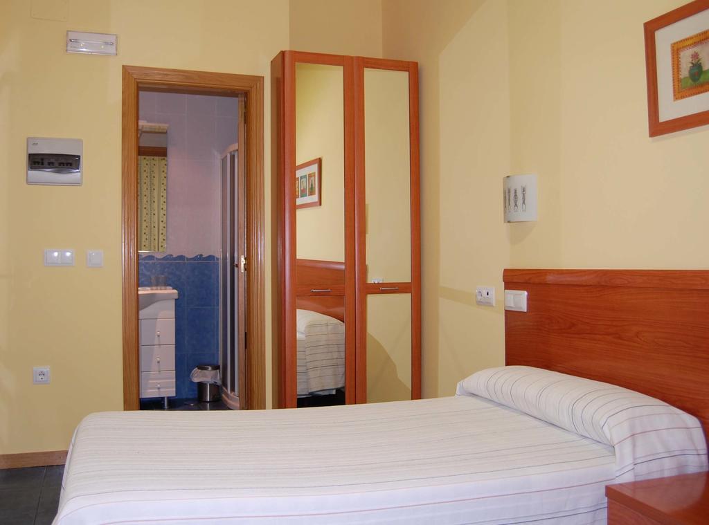 Hostal Los Claveles Torrejon de Ardoz Luaran gambar