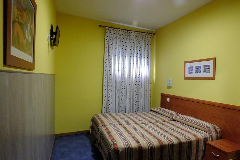 Hostal Los Claveles Torrejon de Ardoz Luaran gambar