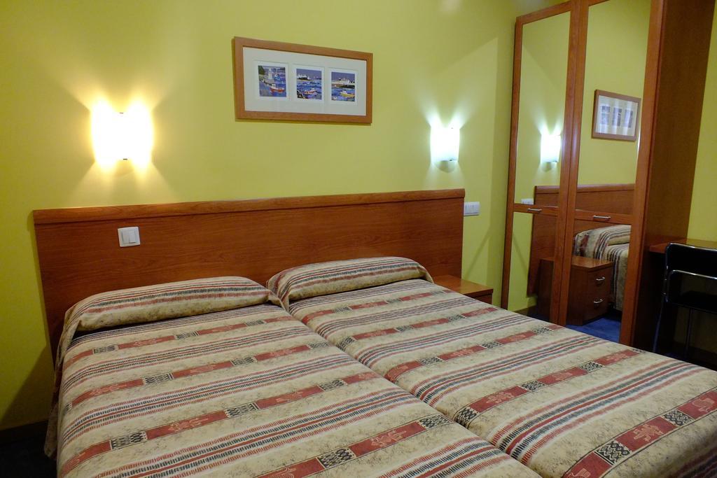 Hostal Los Claveles Torrejon de Ardoz Luaran gambar
