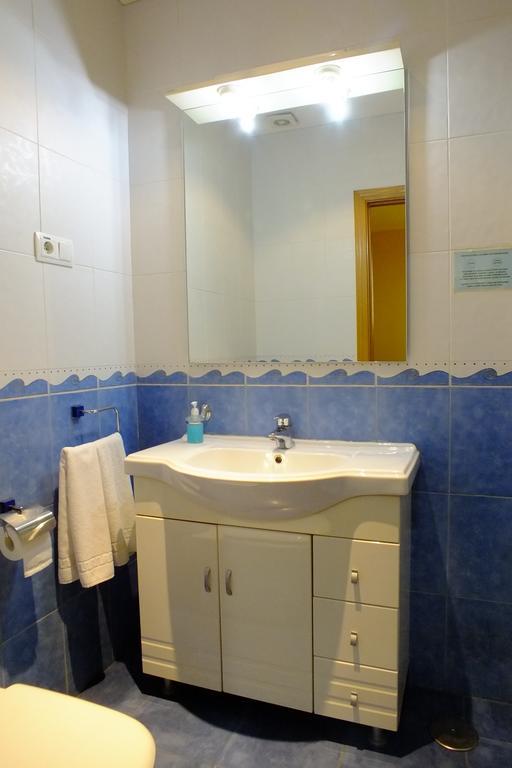 Hostal Los Claveles Torrejon de Ardoz Luaran gambar