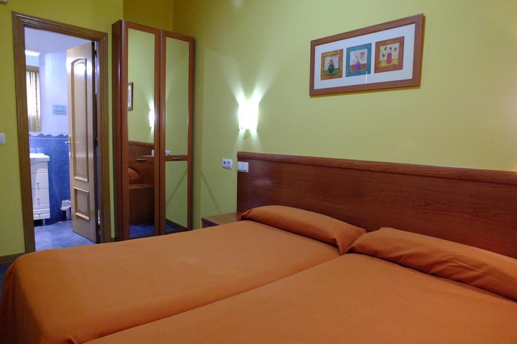 Hostal Los Claveles Torrejon de Ardoz Luaran gambar